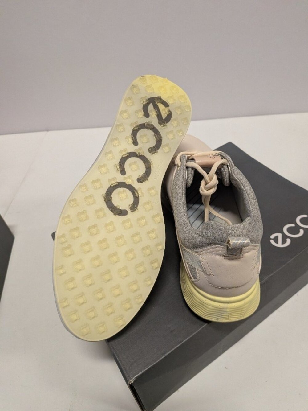 ECCO Women's S-Three Gore-TEXGolf Shoe, Limestone. 10-10.5 - Picture 4 of 5